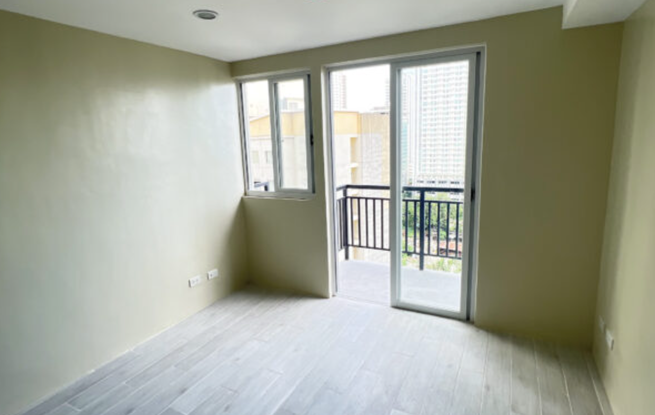 CONDO UNIT FOR SALE NEAR AYALA MALL