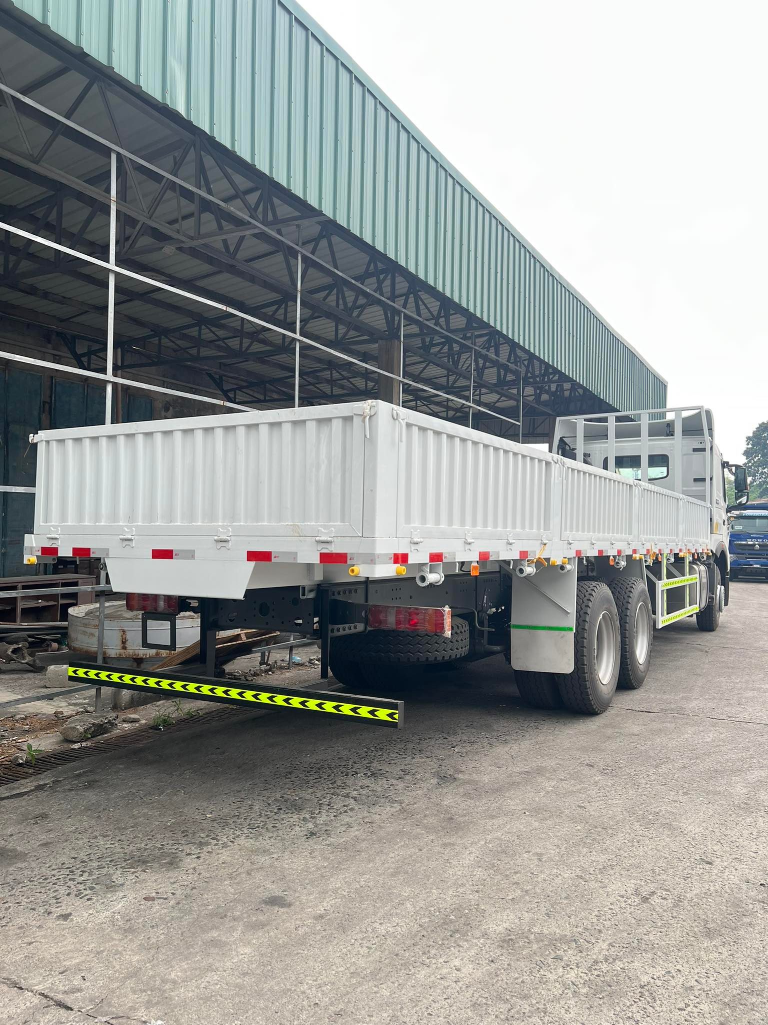 Brand new Sinotruk HOWO 10w Cargo truck 30 and 32ft available for sale