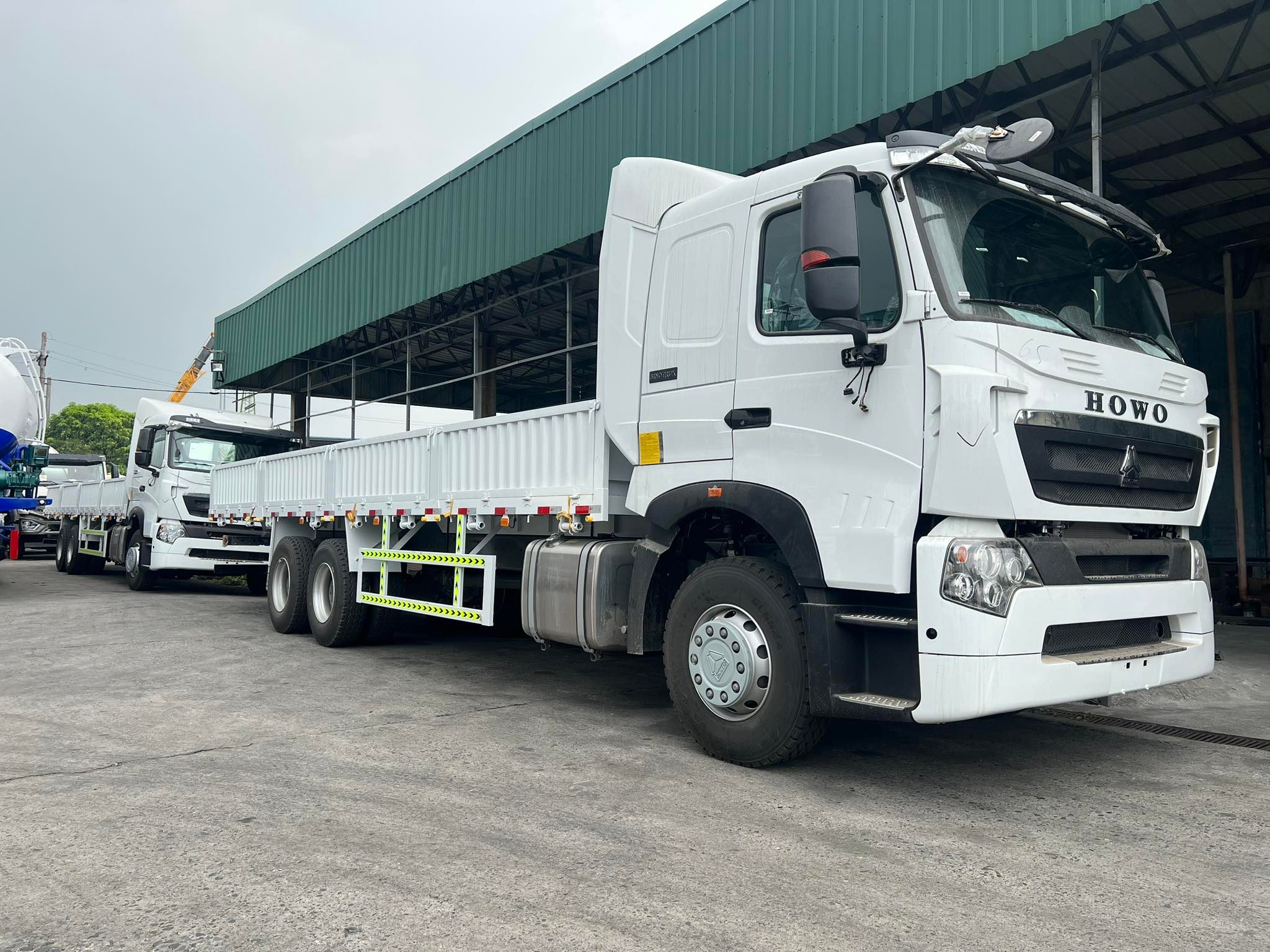 Brand new Sinotruk HOWO 10w Cargo truck 30 and 32ft available for sale