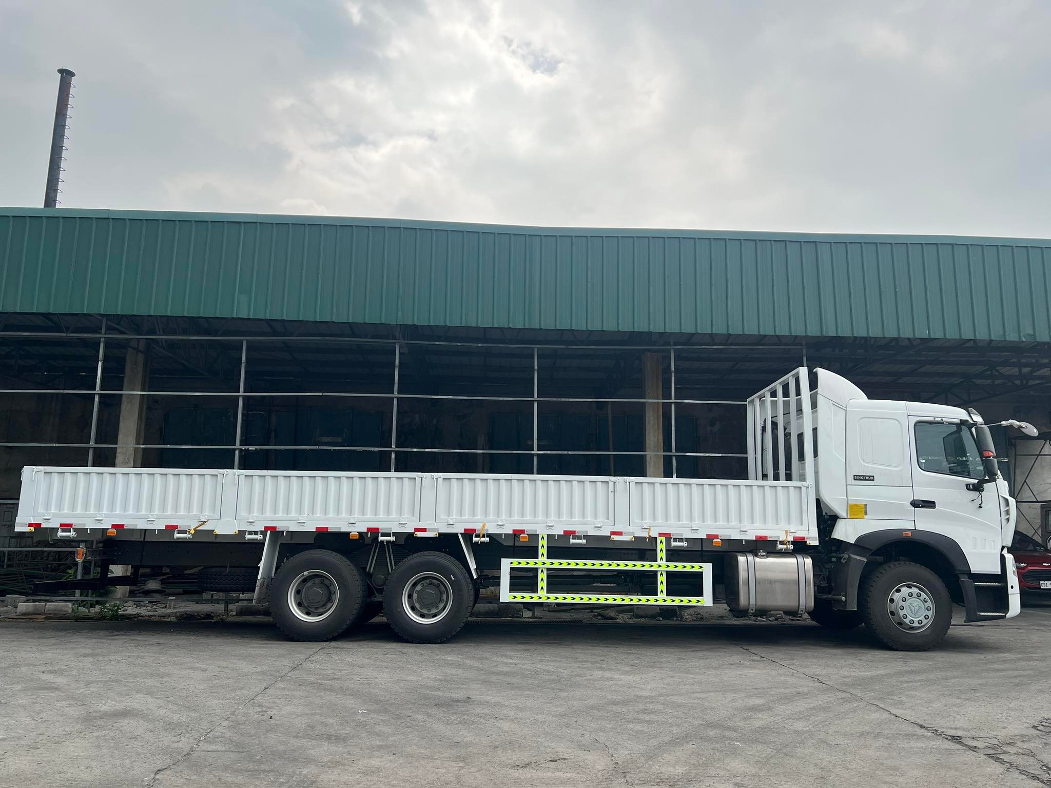 Brand new Sinotruk HOWO 10w Cargo truck 30 and 32ft available for sale