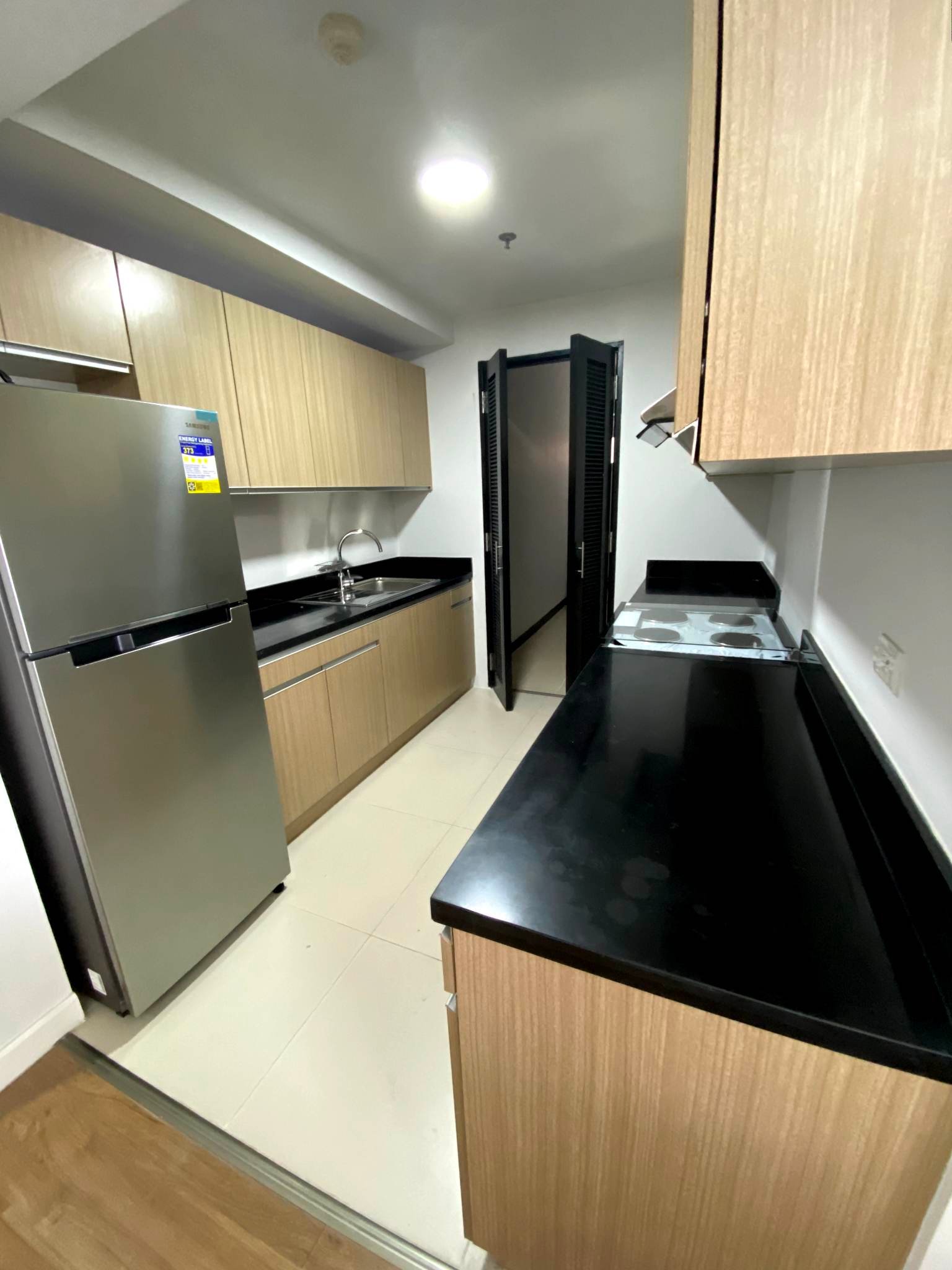 Taguig 2 BR w/ balcony for rent in BGC at Meridien Tower