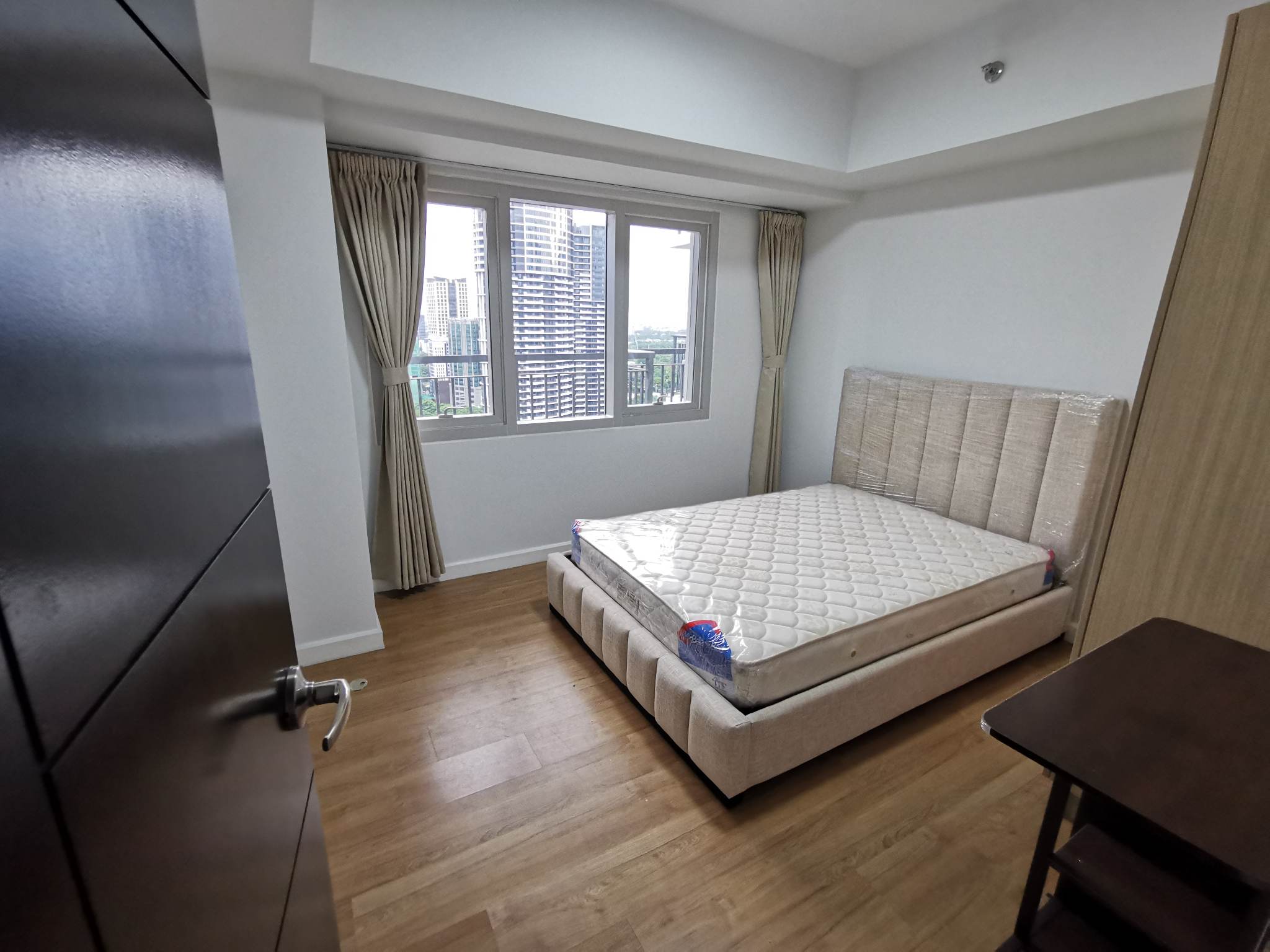Taguig 2 BR w/ balcony for rent in BGC at Meridien Tower