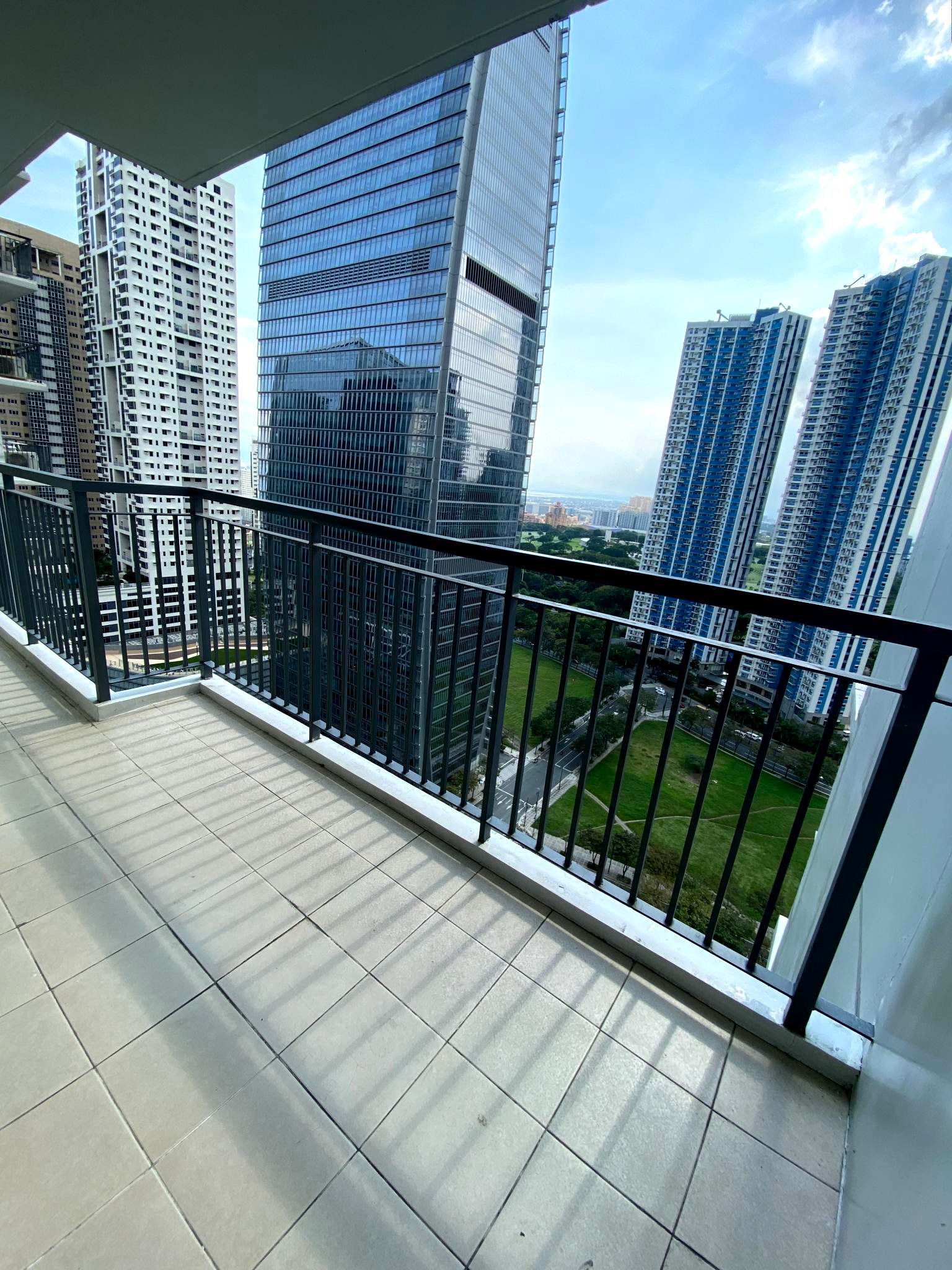 Taguig 2 BR w/ balcony for rent in BGC at Meridien Tower