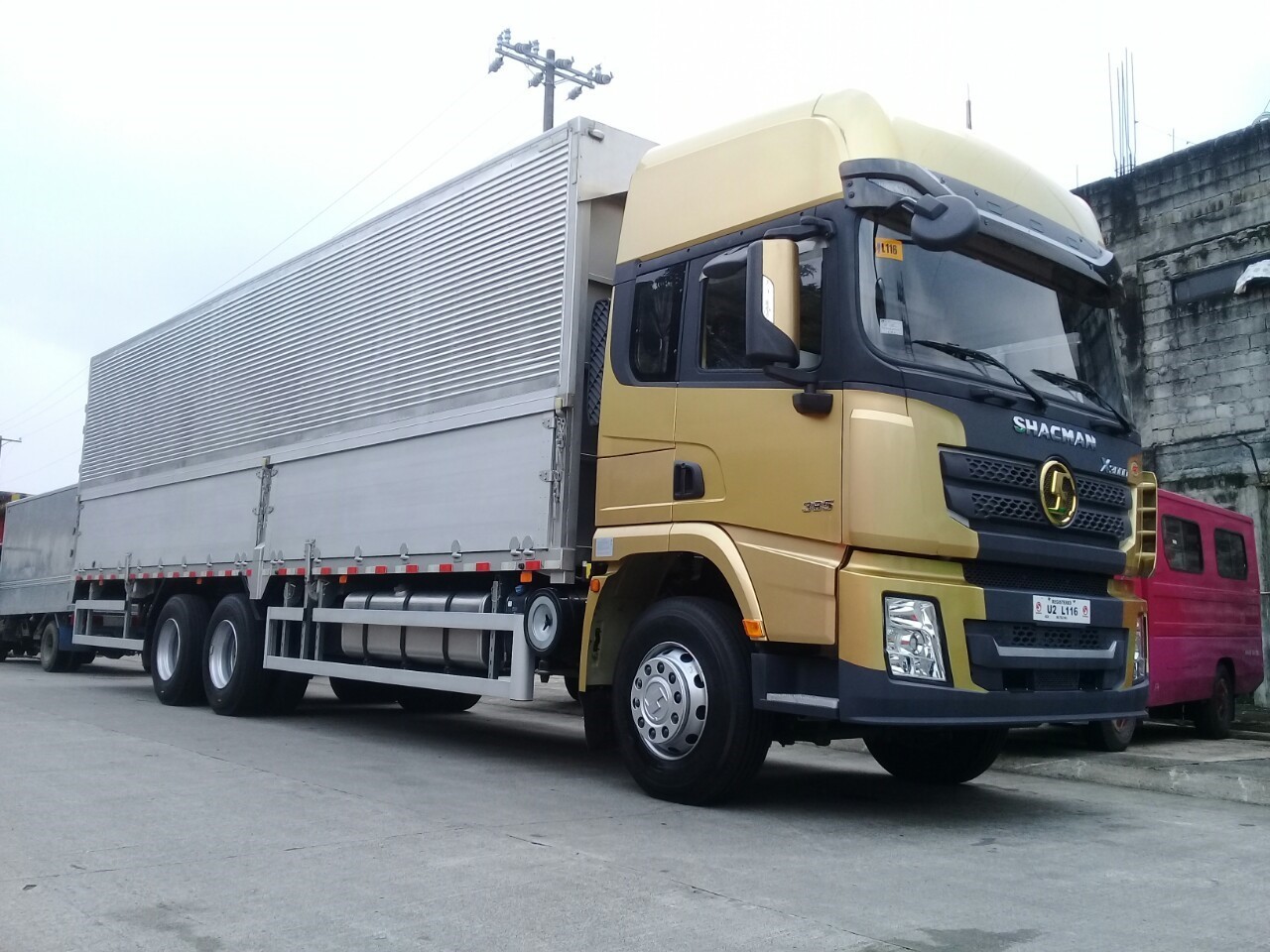 Shacman x3000 6×2 wing van truck sx1256xxy4t583c