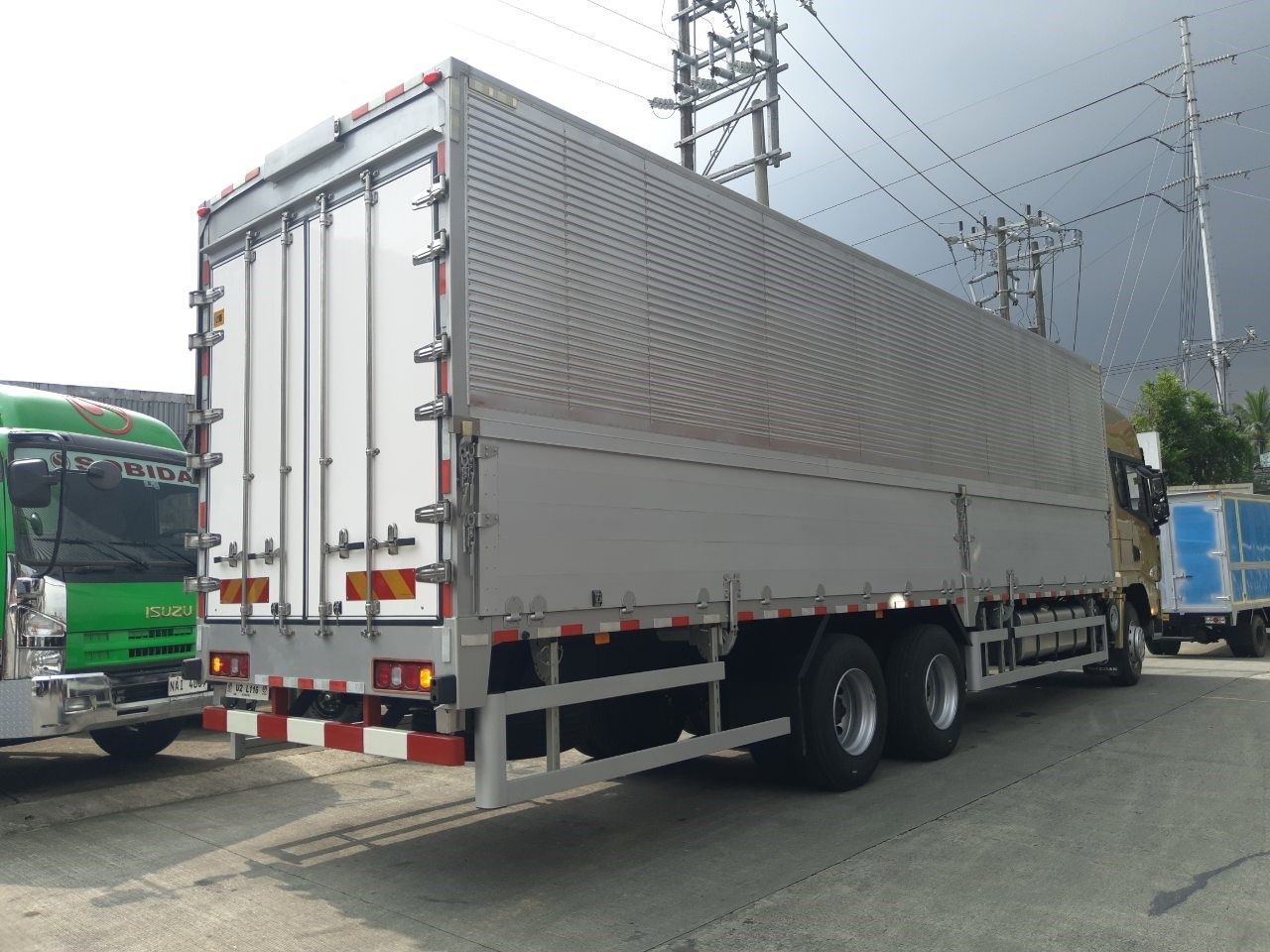 Shacman x3000 6×2 wing van truck sx1256xxy4t583c