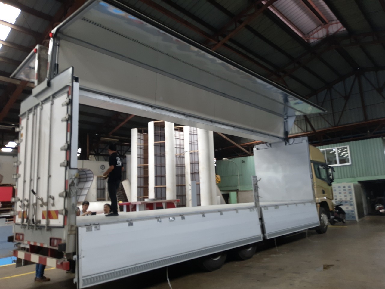 Shacman x3000 6×2 wing van truck sx1256xxy4t583c