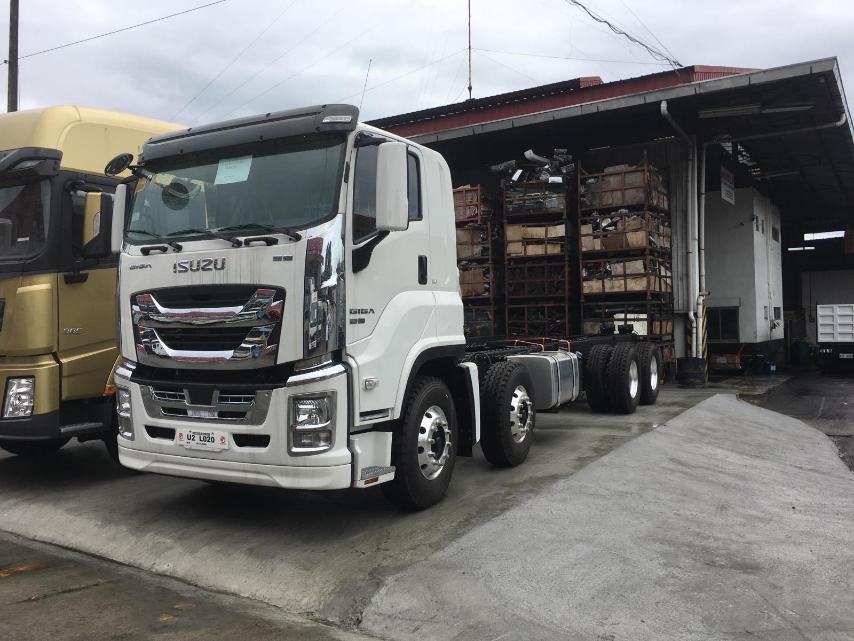 Isuzu giga cyh 8×4 rigid truck cab & chassis