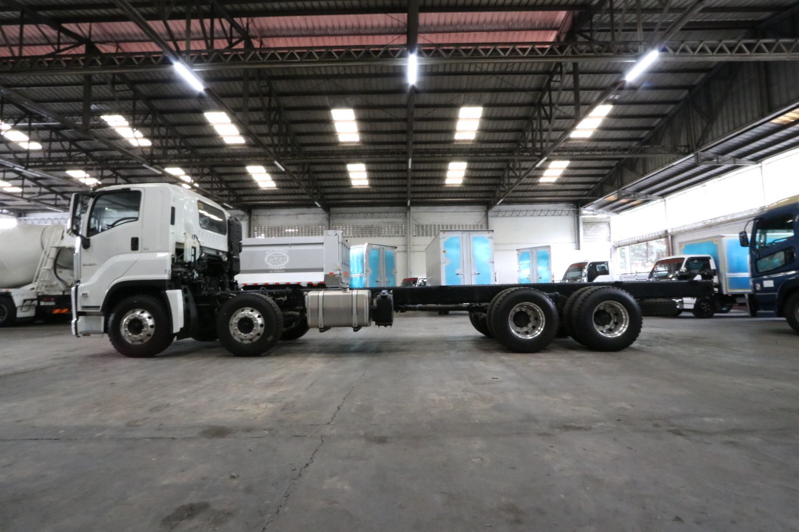 Isuzu giga cyh 8×4 rigid truck cab & chassis