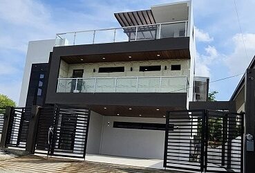 ROYALE ESTATES HOUSE WITH POOL INSIDE HIGH END SUBDIVISION