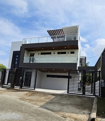 ROYALE ESTATES HOUSE WITH POOL INSIDE HIGH END SUBDIVISION