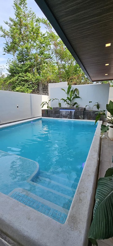ROYALE ESTATES HOUSE WITH POOL INSIDE HIGH END SUBDIVISION
