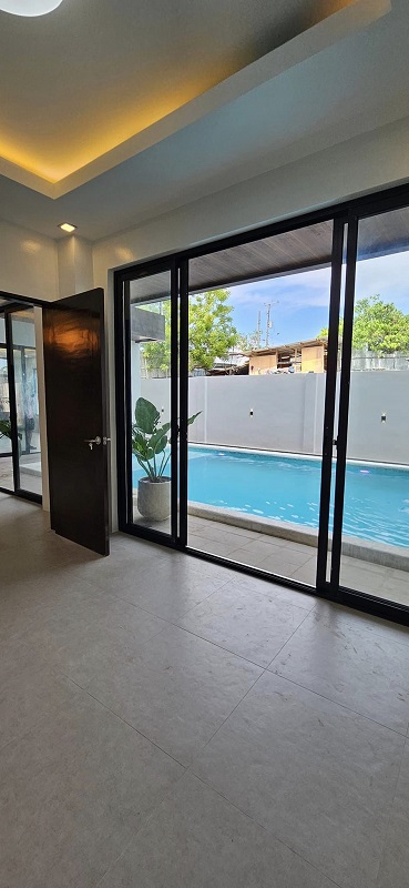 ROYALE ESTATES HOUSE WITH POOL INSIDE HIGH END SUBDIVISION