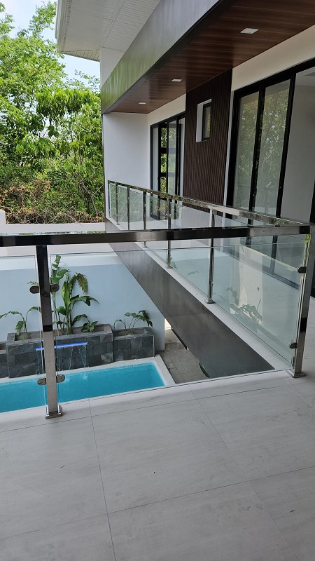ROYALE ESTATES HOUSE WITH POOL INSIDE HIGH END SUBDIVISION