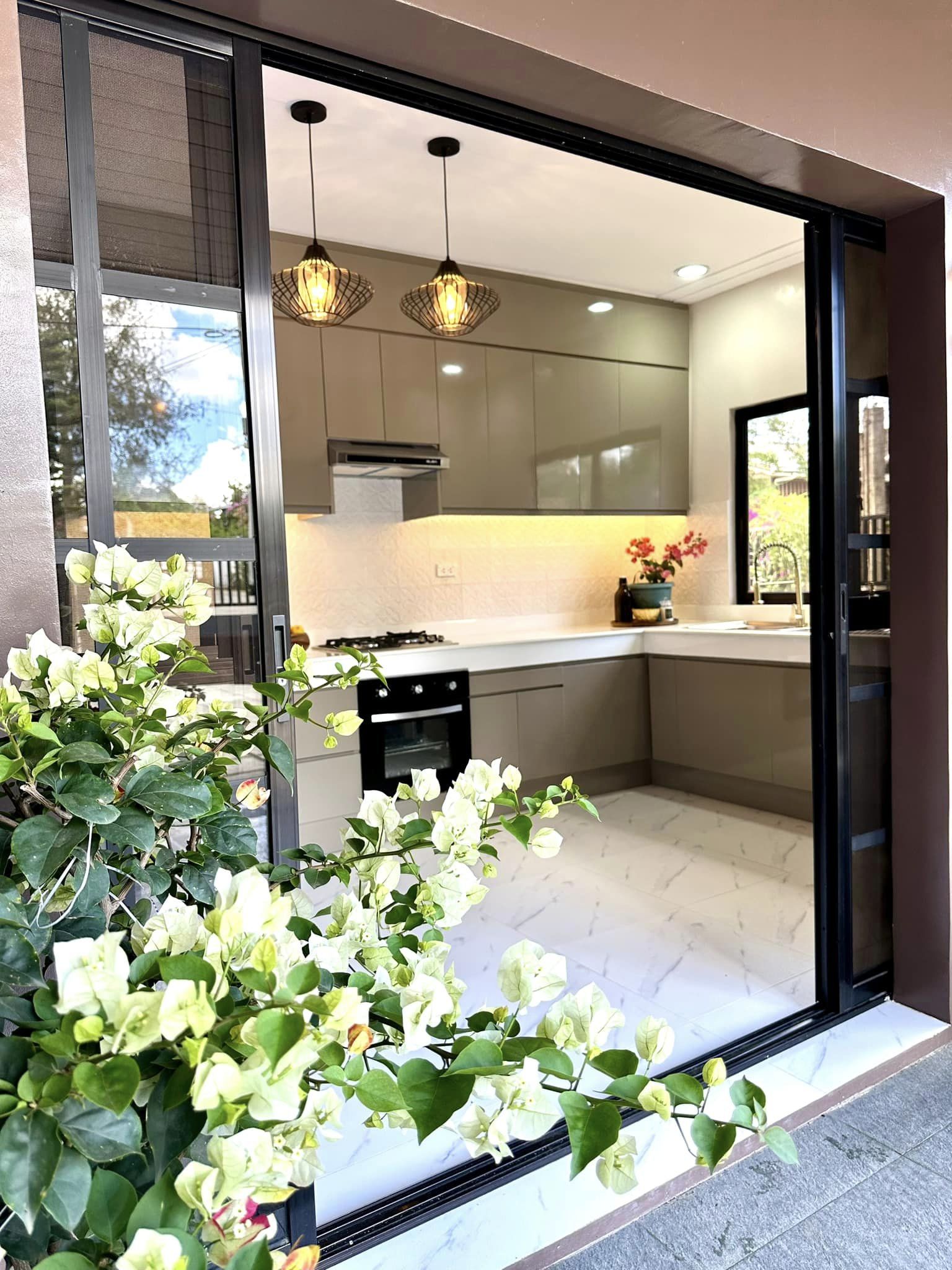 BRAND NEW MODERN REST HOUSE FOR SALE IN TAGAYTAY 31.1M