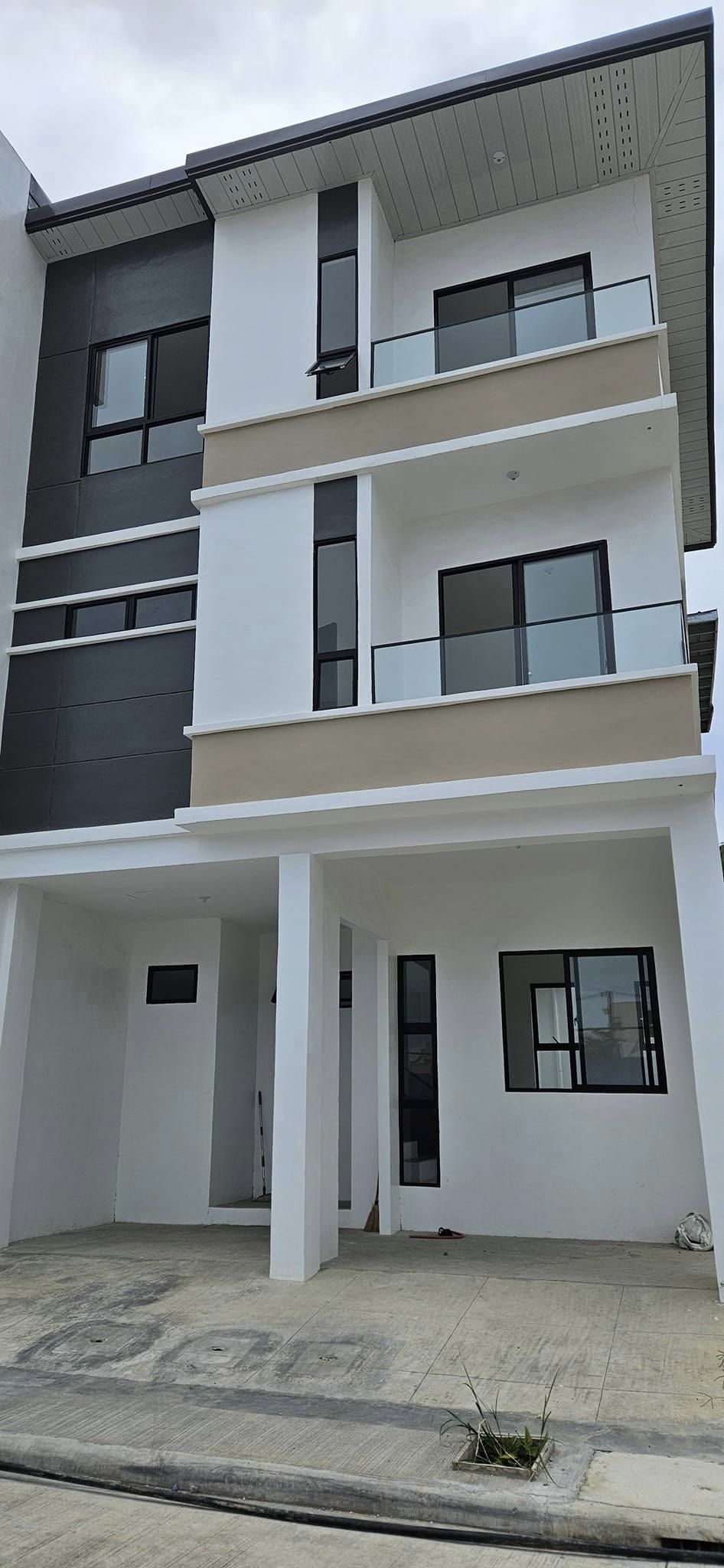 Best location townhouse with 2-car garage in Talamban ACROPOLIS