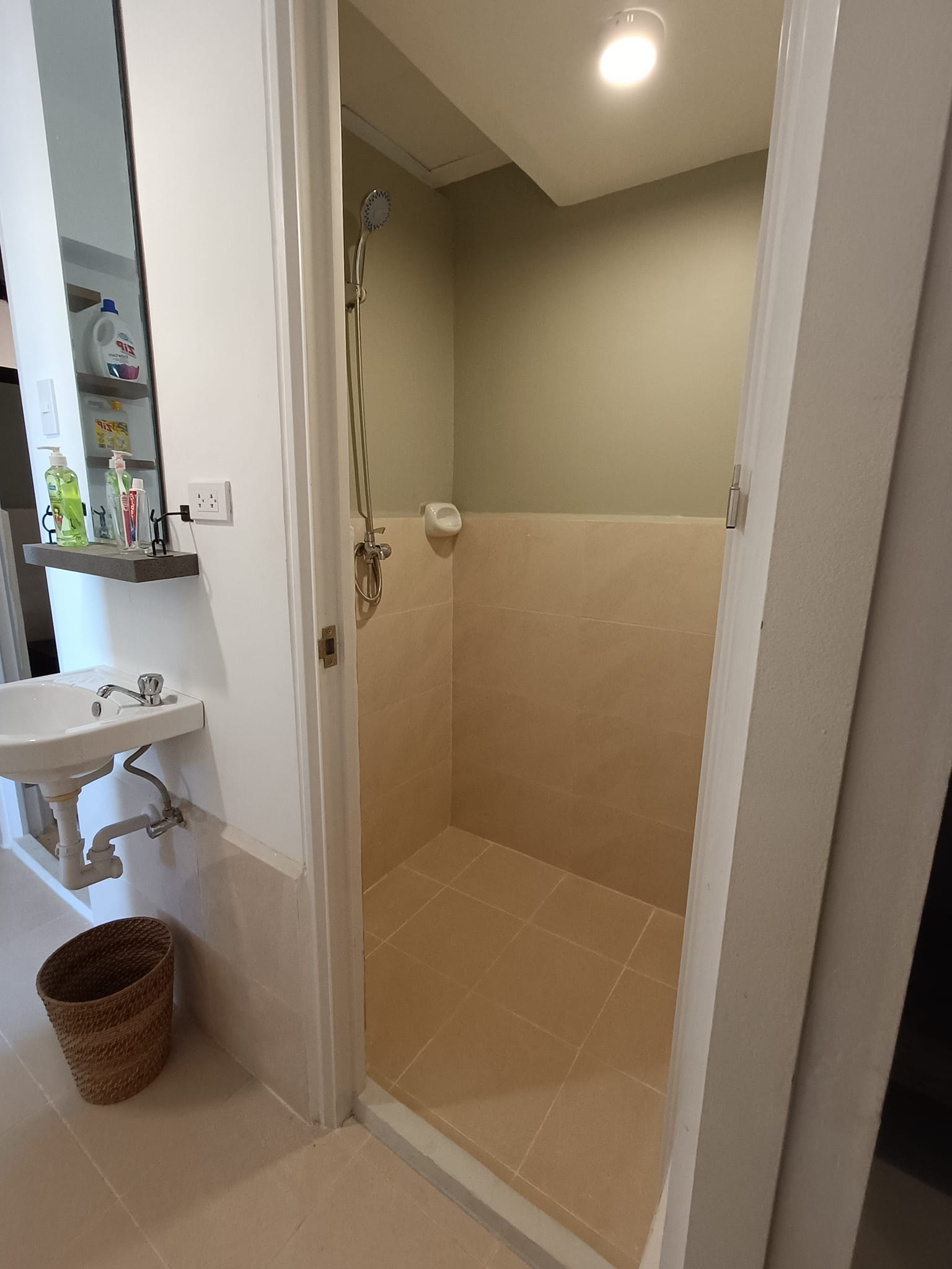 AFFORDABLE RESORT CONDO MACTAN CEBU ROYAL OCEAN CREST