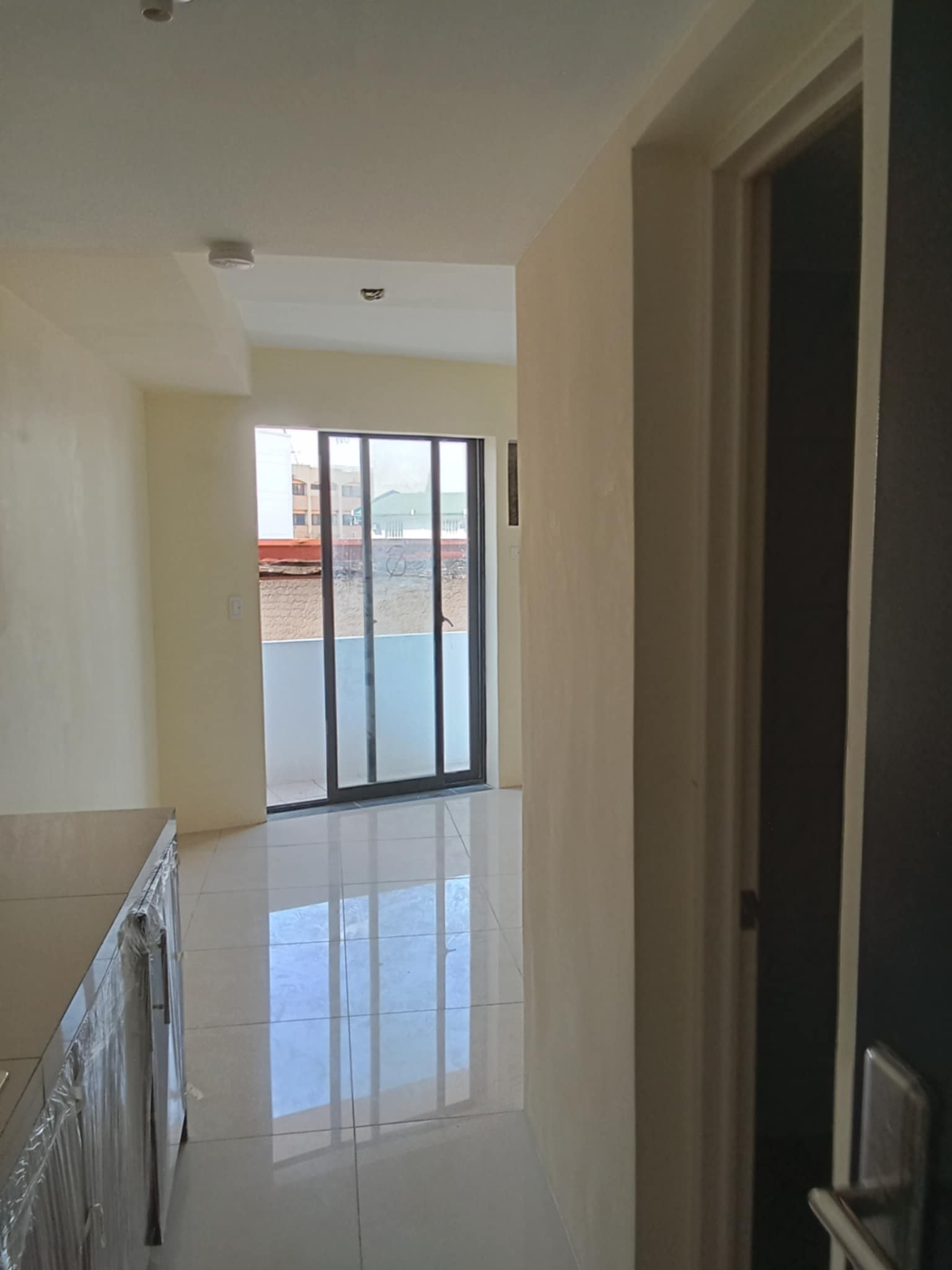 QC Studio with balcony unit for sale in Project 8 near SM City North EDSA