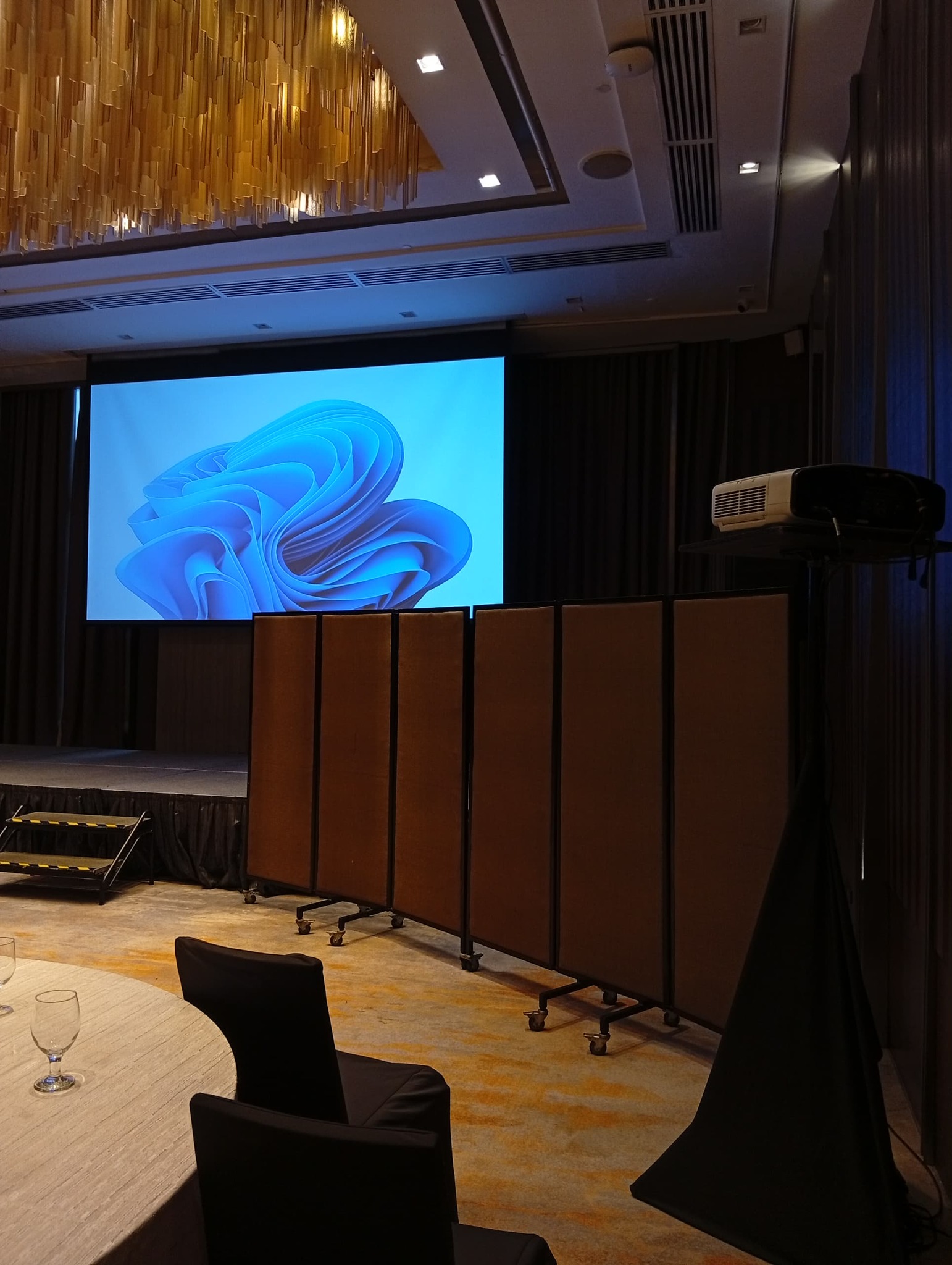 Projector for Rental 6.5K Ansi Lumens