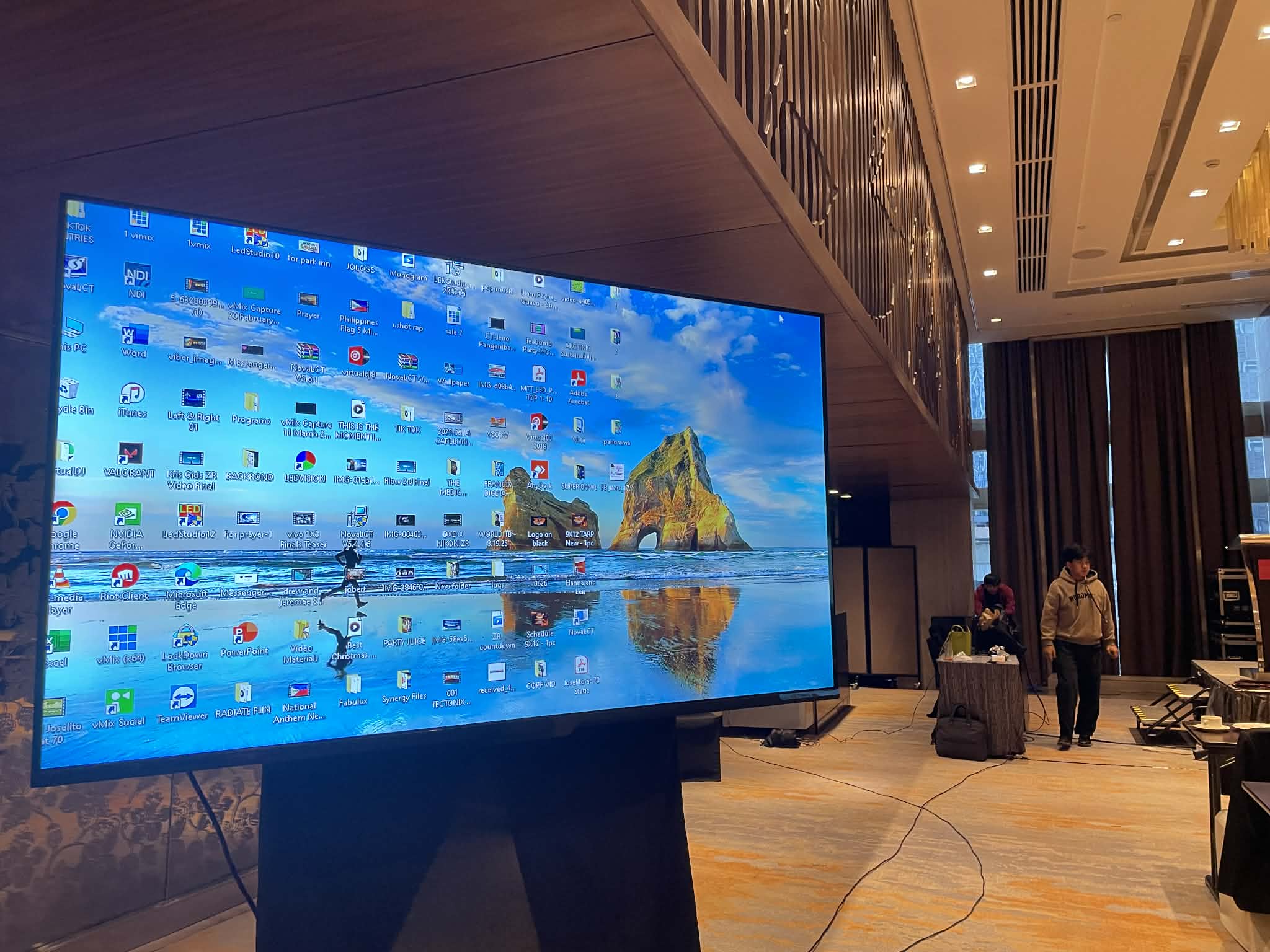 Smart TV. Monitor Display System for Rental Events